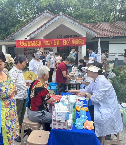 我院在周边积极进行义诊，关爱市民口腔健康